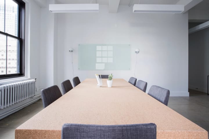 Bestuhlter Saal (Illustrationsbild)